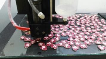 饰品任意摆放点胶滴油上色