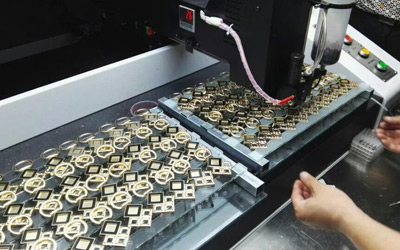 商标标牌点AB胶